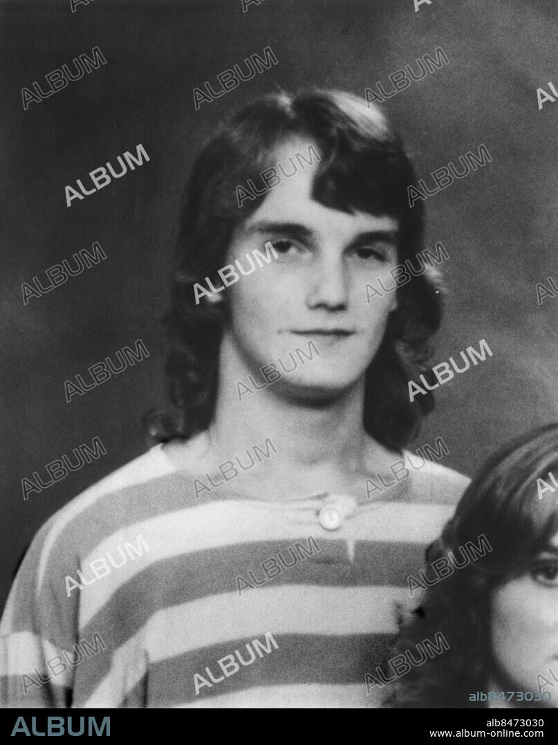 OKÄNT FOTODATUM. Ronny Landin på ett klassfoto under sin skolgång.Ronny Landin, 21, blev på midsommaraftonsnatten 1986 misshandlad till döds av ett par skinnheads vid Nickstabadet, Nynäshamn utanför Stockholm efter att att försökt skydda några invandrare. Ronny blev en symbol mot våldet och rasismen. Foto: Okänd / Handout / kod 10500.