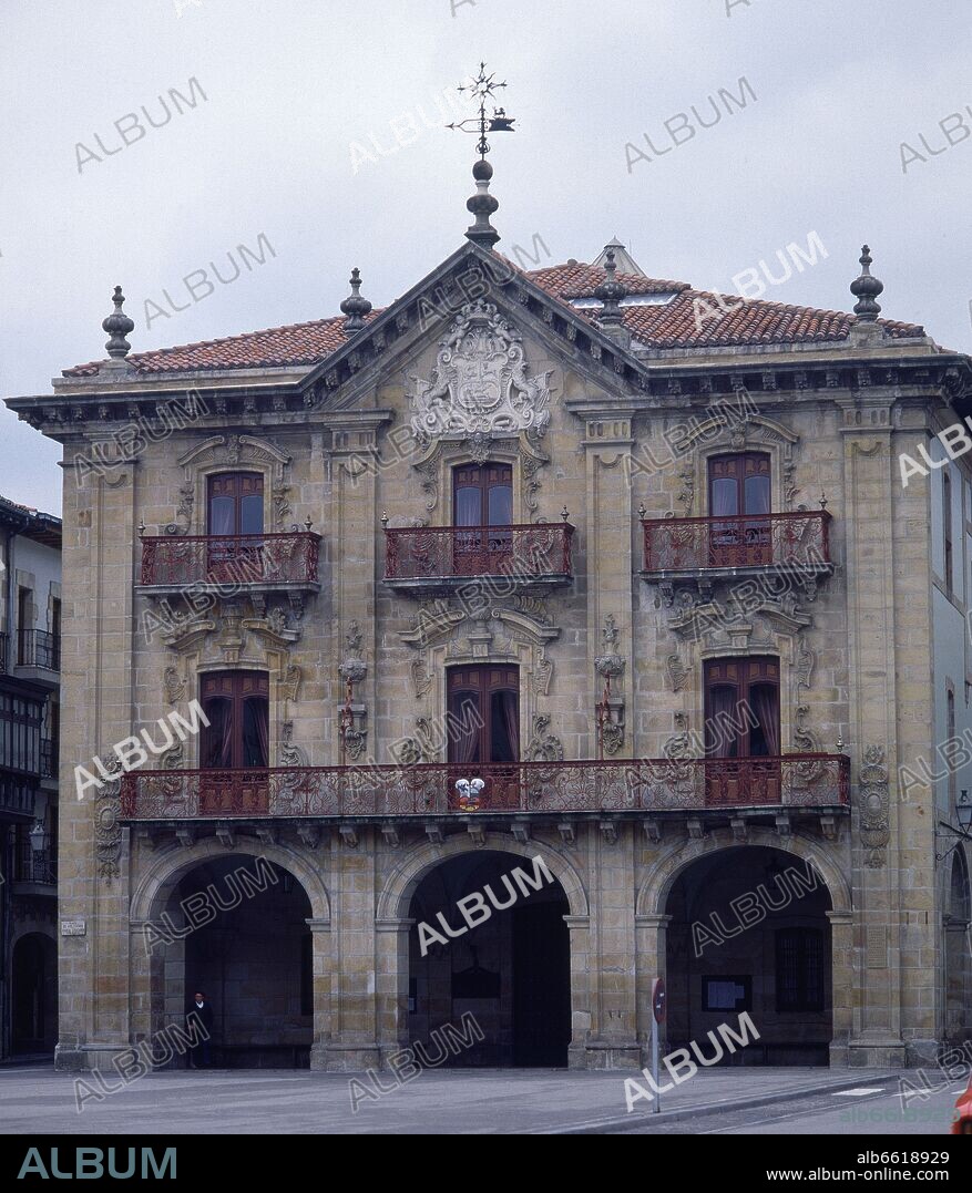 MARTIN DE CARRERA ARAMBURU (1713-1768). FACHADA DEL AYUNTAMIENTO DE OÑATE - CONSTRUIDO ENTRE LOS AÑOS 1764-1783  SIGLO XVIII  - BARROCO CIVIL VASCO - FOTO AÑOS 80.
