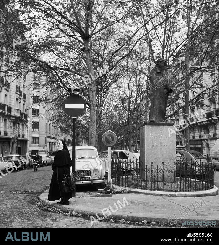 Paris (France), Boulevard Raspail. Street scene with the statute of Honore Balzac by Auguste Rodin. Photo, undated (c. 1960?). From a series: "Paris, rues et passages, 6e Arrondissement".