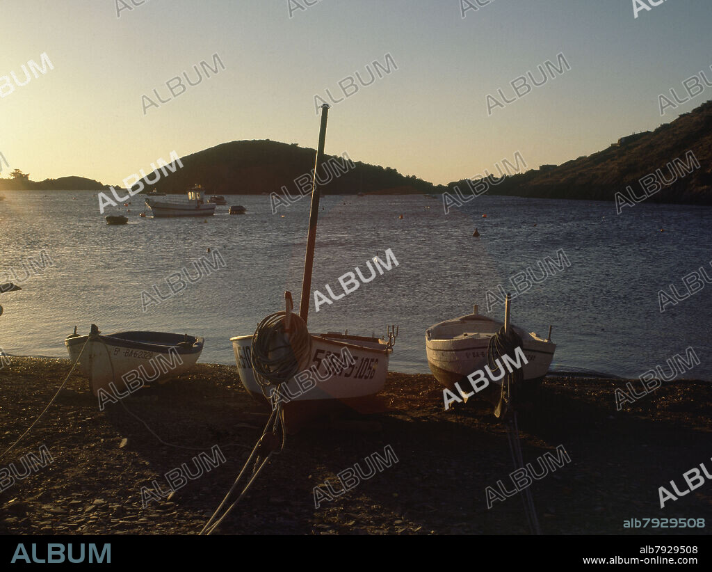 BAHIA AL AMANECER-BARCAS EN LA ORILLA.