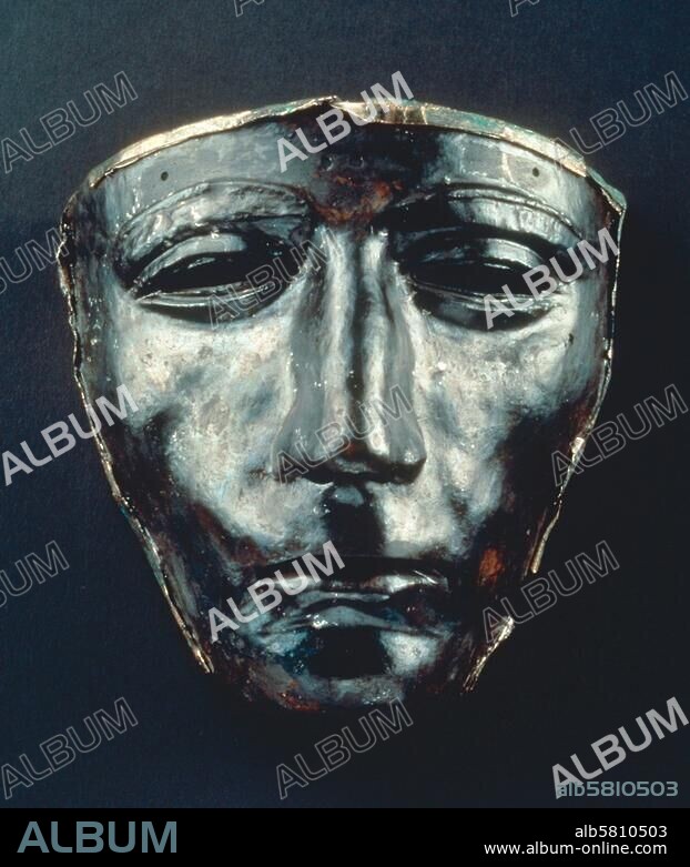Antiquité / Armée. Masque d'armure. Art romain avant 9 ap. J.-C. Fer, argent et bronze, hauteur 0,16. Découvert à Kalkriese (canton Osnabrück, Basse-Saxe), vraisemblablement le lieu de la bataille de Teutoburg (victoire des Germains sur les Romains de Publius Quinctilius Varus 9 ap. J.-C.). Kalkriese, Museum and Park.