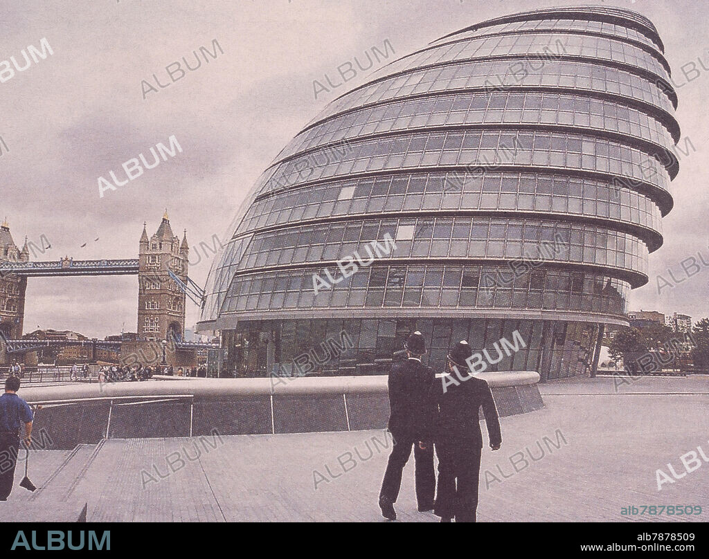 NORMAN FOSTER. R- CITY HALL O NUEVO AYUNTAMIENTO DE LONDRES INAUGURADO EN EL AÑO 2002.