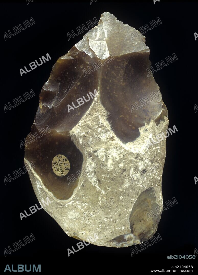 PIEZA DE AJUAR PALEOLITICO: BIFAZ AMIGDALOIDE DE SILEX DEL CERRO DE SAN ISIDRO (DEPOSITO: MUSEO ARQUEOLOGICO NACIONAL).