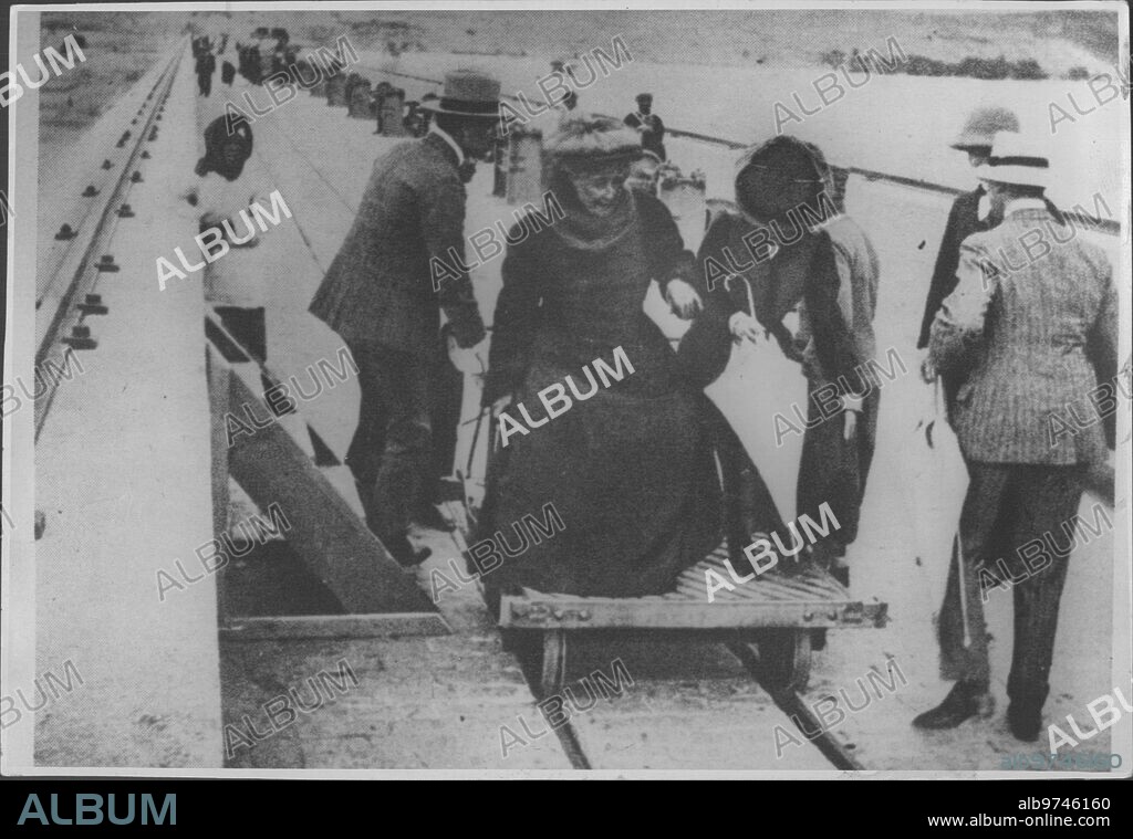 1917, Canal de Suez (Egipto). Eugenia de Montijo durante su última visita al Canal de Suez.