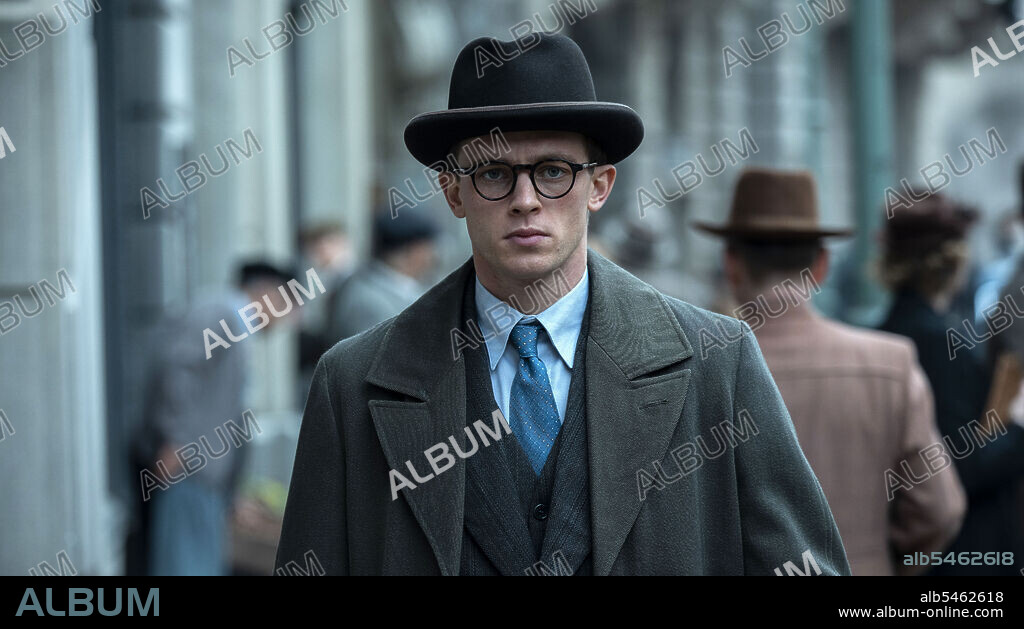 JANNIS NIEWOHNER dans L'ÉTAU DE MUNICH, 2021 (MUNICH: THE EDGE OF WAR), réalisé par CHRISTIAN SCHWOCHOW. Copyright Turbine Studios / Netflix.