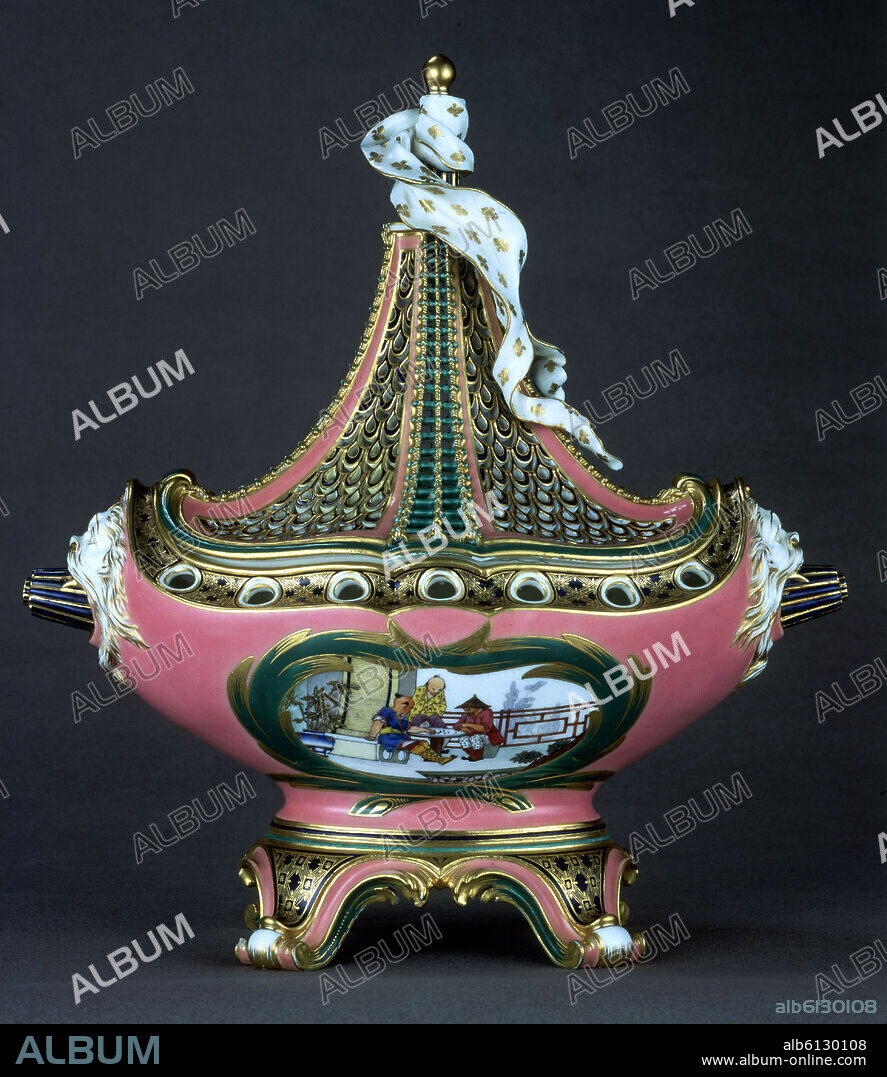 PORCELANA DE SEVRES-VASIJA EN FORMA DE BARCO-1760.