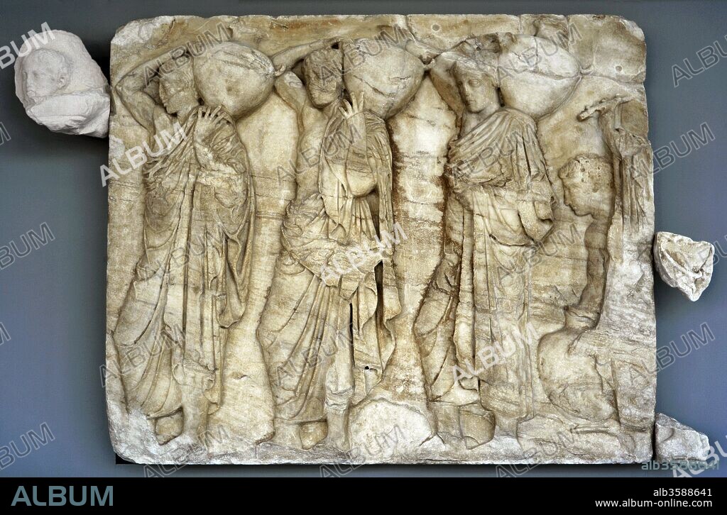 Arte Griego. Friso del Partenón de la Acrópolis de Atenas. Epoca Clásica. Siglo V A. C. Bajo supervisión de Fidias. Altorrelieve del friso Norte, N VI, 16-19. Procesión de un sacrificio. Cuatro porteadores de hidrias transportando agua para ser utilizada durante el sacrificio en el altar. El cuarto (19) ha dejado temporalmente su hidria en el suelo y se prepara para levantarlo de nuevo. Museo de la Acrópolis. Atenas. Grecia.