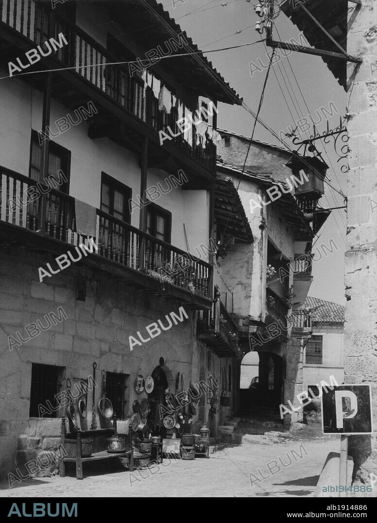 España. Calle de Santillana del Mar (Cantabria). Años 1950.