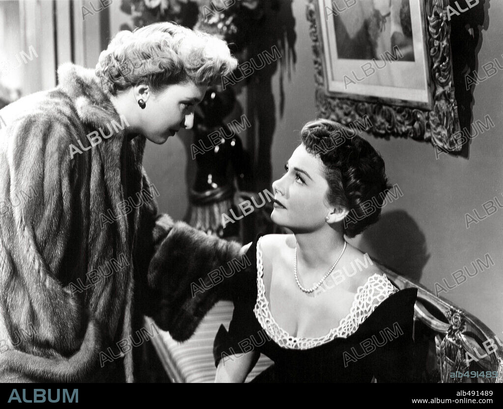 ANNE BAXTER y CELESTE HOLM en EVA AL DESNUDO, 1950 (ALL ABOUT EVE), dirigida por JOSEPH L. MANKIEWICZ. Copyright 20TH CENTURY FOX.