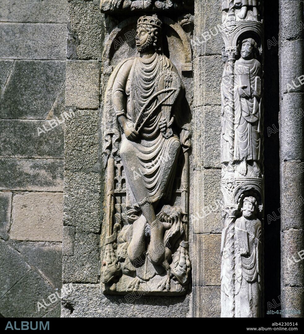DAVID REY HEBREO 1115-975 AC DETALLE DE LA FACHADA DE PLATERIAS DE LA CATEDRAL DE SANTIAGO DE COMPOSTELA OBRA DEL MAESTRO MATEO MUSICA . ARPA ARTE ROMANICO.