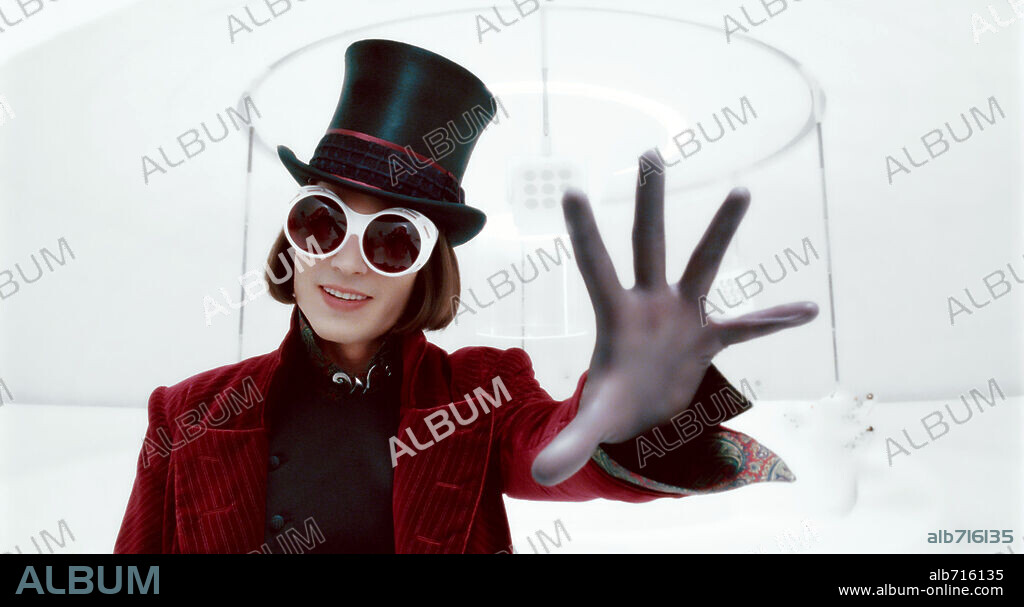 JOHNNY DEPP en CHARLIE Y LA FABRICA DE CHOCOLATE, 2005 (CHARLIE AND THE CHOCOLATE FACTORY), dirigida por TIM BURTON. Copyright WARNER BROS.