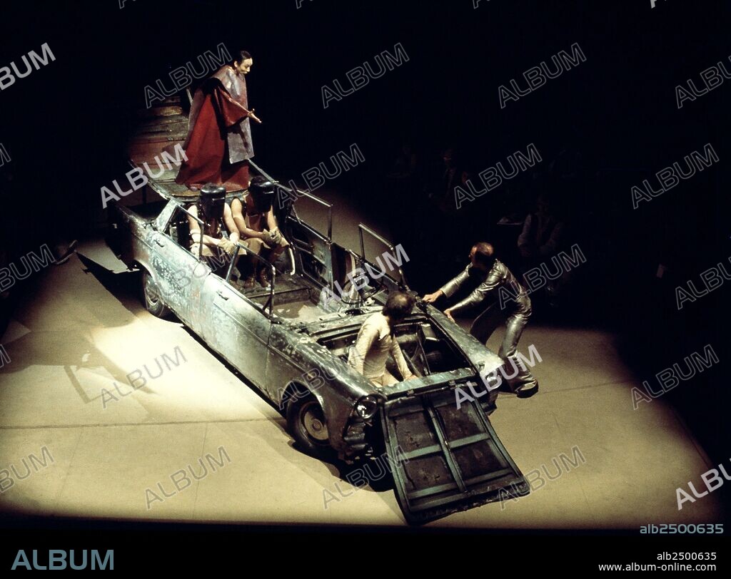 ARRABAL, FERNANDO. ESCRITOR ESPAÑOL. MELILLA 1932- " TEATRO."CEMENTERIO DE AUTOMOVILES " DIRECTOR VICTOR GARCIA ; ACTRICES/ VICTORIA VERA Y BERTA RIAZA . MADRID , AÑO 1977. SFGP / © KORPA.