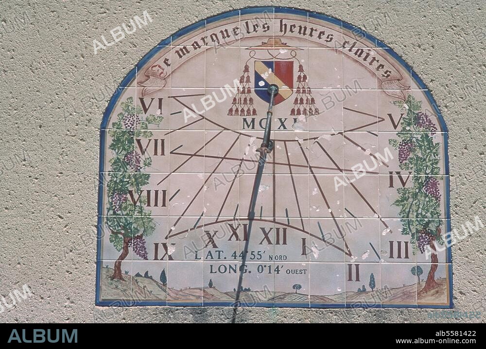 Cadran solaire. Cadran solaire au domaine viticole du Château Mazerat à Saint-Emilion (Gironde).