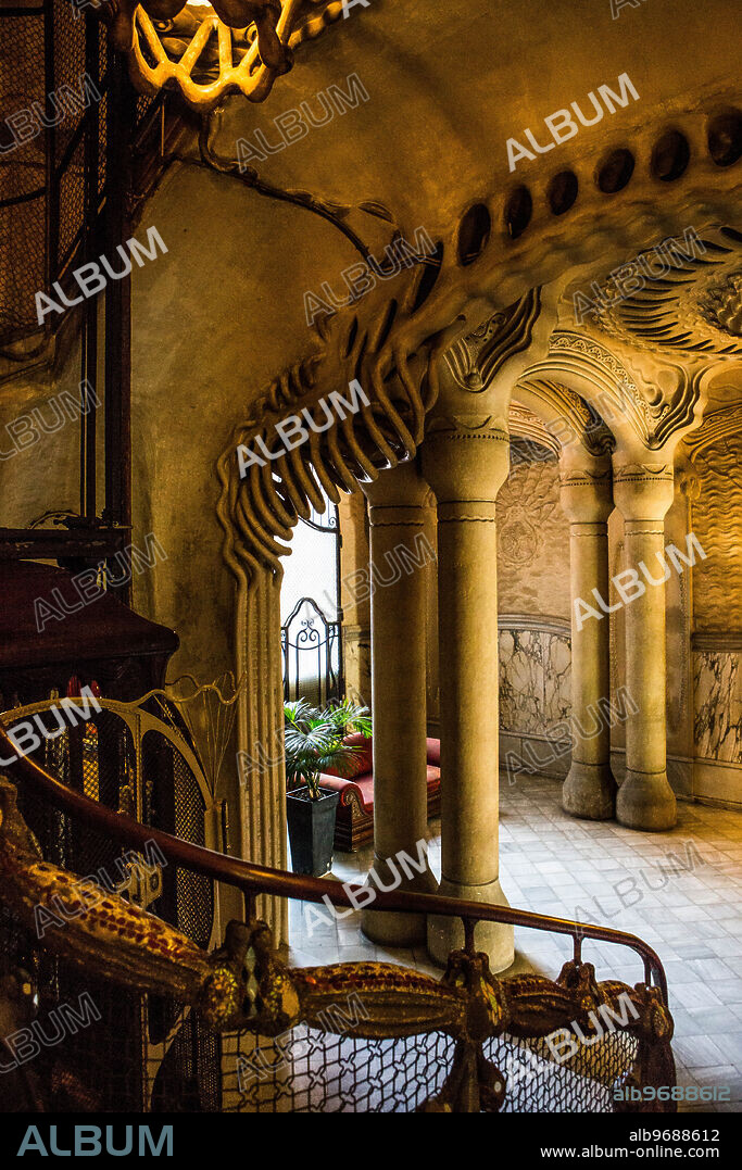 Casa Sayrach, edificio situado en Barcelona y obra de Manuel Sayrach i Carreras de 1915. Fotografía del año 2016.