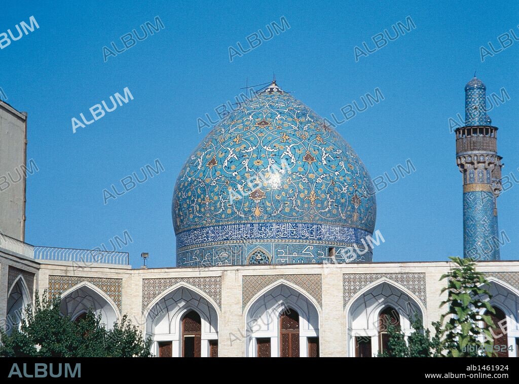 Madrasah-i Madar-i Shahh, also known as Chahar Bagh school. It was built under the patronage of Shah Husain I, a Safavid king. 18th century. Dome and minarets. Isfahan. Iran.