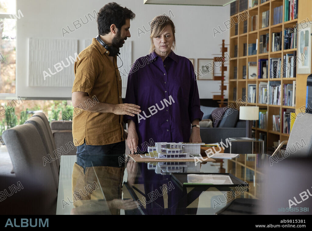 AITOR ECHEVERRIA and EMMA SUAREZ in DESMONTANDO UN ELEFANTE, 2024. Copyright ARCADIA MOTION PICTURES.