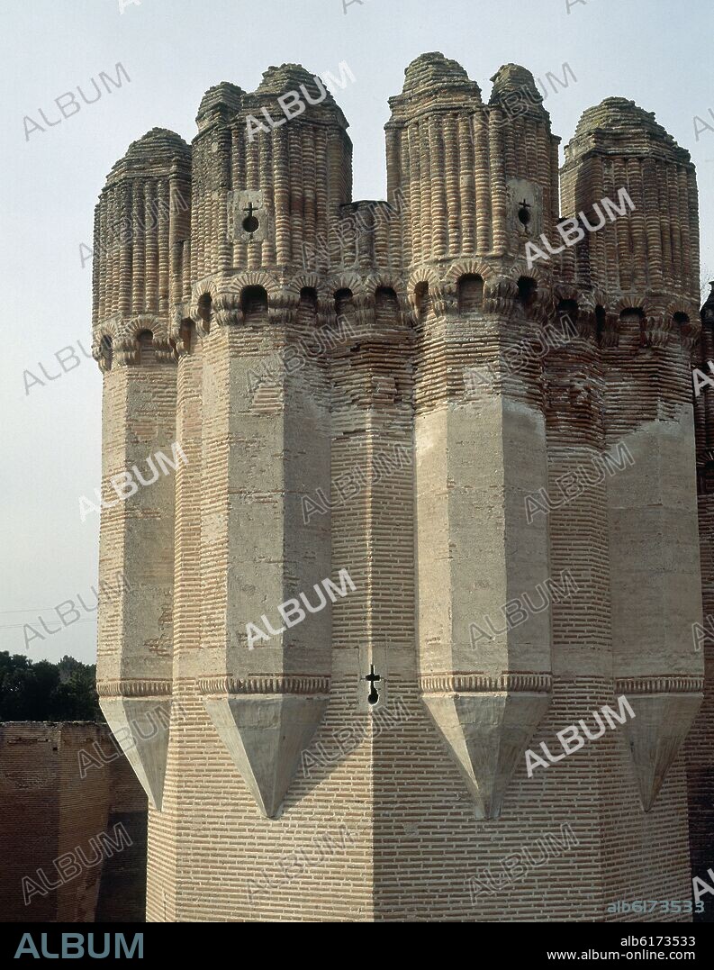 EXTERIOR-DETALLE DE LAS ALMENAS CON TRONERAS - CASTILLO DEL SIGLO XV CONSTRUIDO POR ALONSO DE FONSECA.