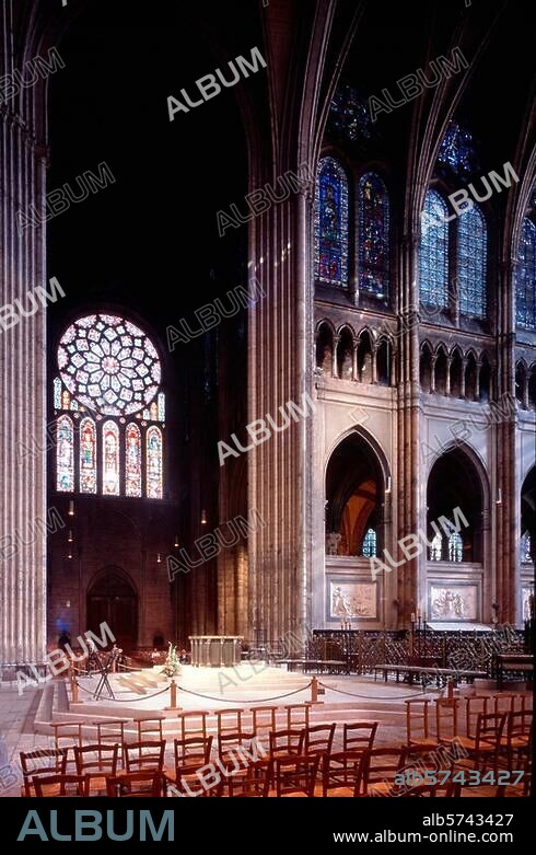 Chartres (Dép. Eure-et-Loir, Centre, France), cathedral / Cathédrale Notre-Dame (1134-1514; choir 1194-1221, transept after 1194 - ca. 1250, nave c. 1200-1220, west facade 1134-1514; World Heritage site). Interior: north transept and north wall of the choir. Photo.