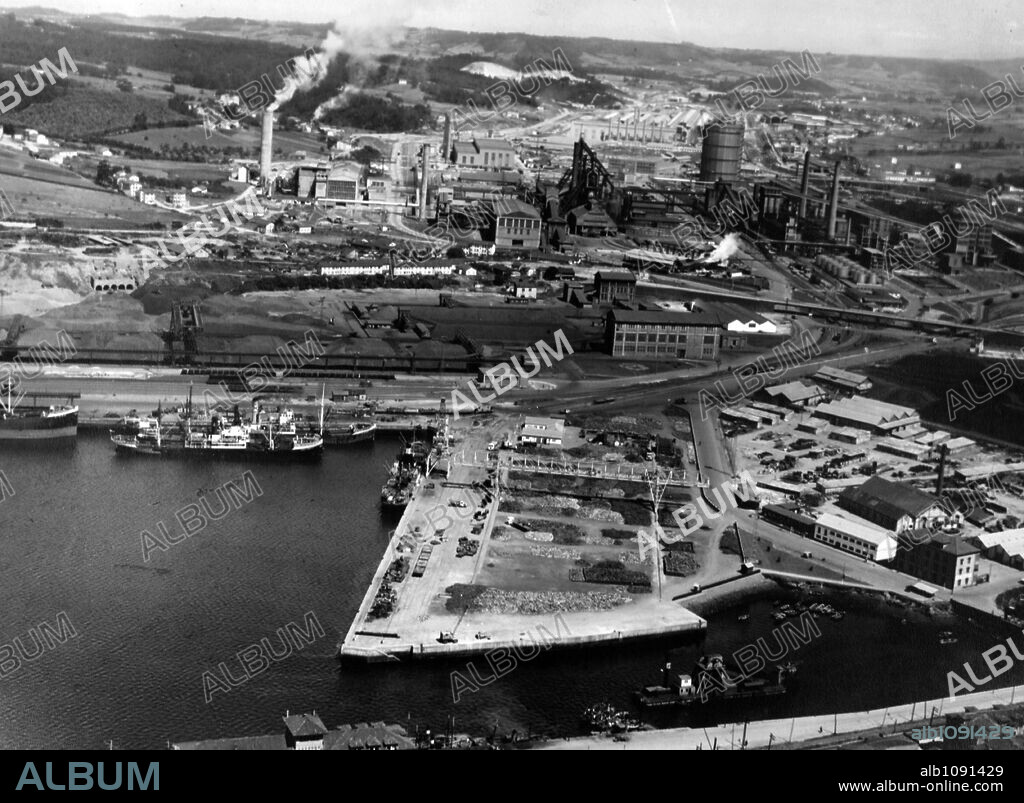 Empresa Nacional Siderúrgica. Vista aérea de la factoría de Avilés, Asturias. Años 50.