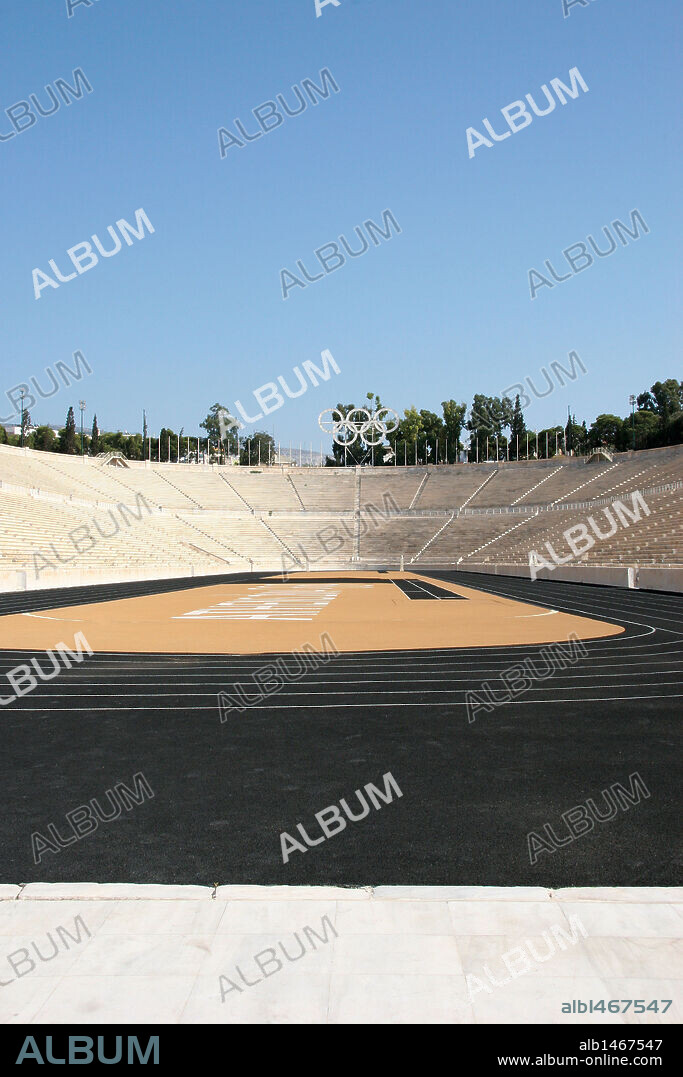 GRECIA. ATENAS. Panorámica del PANATHINAIKÓ STADIO (ESTADIO PANATINAICO) o KALIMARMARO. Construido en mármol blanco e ubicado en el mismo lugar que el antiguo estadio de madera del 330 a. C. La construcción actual se realizó enre 1869 y 1870 para los primeros Juegos Olímpicos de nuestra era, de (1896) .