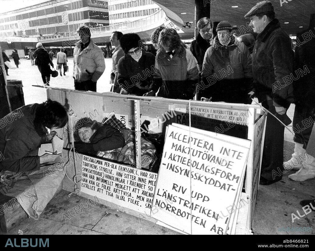 STOCKHOLM 1983-02-03 . Folke Pudas, rikskänd då han 1983 efter flera års kamp för sin sons indragna trafiktillstånd inledde en lång hungerstrejk i en låda på Sergels torg . Foto: Ragnhild Haarstad / SvD / SCANPIX / kod 30052.