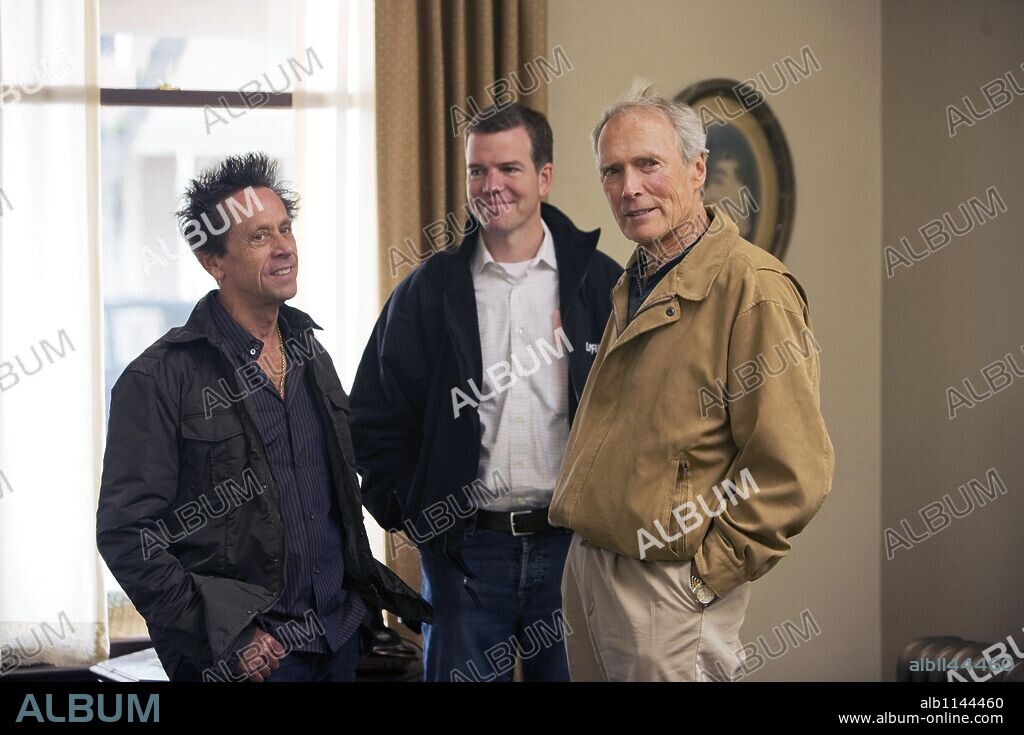 BRIAN GRAZER, CLINT EASTWOOD and ROBERT LORENZ in CHANGELING, 2008, directed by CLINT EASTWOOD. Copyright IMAGINE ENTERTAINMENT/MALPASO PRODUCTIONS / RIVETTI JR. TONY.