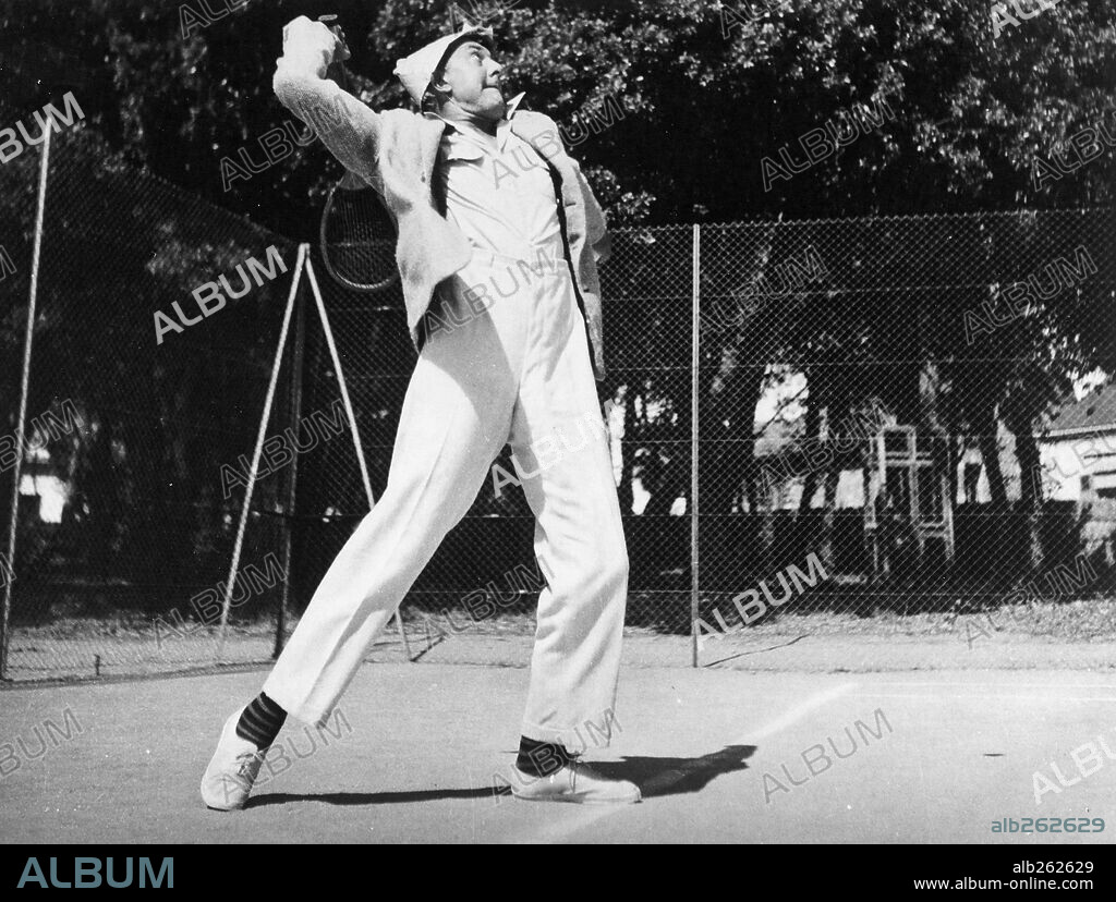 JACQUES TATI in MR. HULOT'S HOLIDAY, 1953 (LES VACANCES DE MONSIEUR HULOT), directed by JACQUES TATI. Copyright CADY/DISCINA.