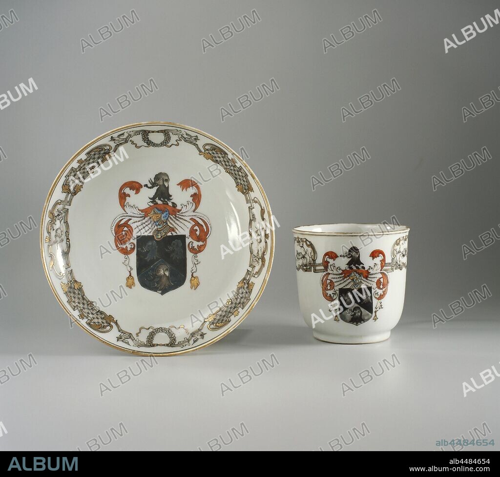 Cup with handle with the arms of the Saunders family, Porcelain ear cup, painted on the glaze in blue, red, black and gold. On the wall the coat of arms of the Saunders family with three elephants, the helmet sign is also an elephant surrounded by acanthus leaves. Surrounded by a European decorative band in Louis XIV style with birds and napkin work in cartouches. Old label on the bottom with 'Saunders (governor of Madras)'. A crack in the wall of the head. Weapon porcelain with enamel colors., anonymous, China, c. 1725 - c. 1749, Qing-dynasty (1644-1912) / Yongzheng-period (1723-1735) / Qianlong-period (1736-1795), porcelain (material), glaze, gold (metal), vitrification, h 6.8 cm d 7.2 cm d 4.6 cm.