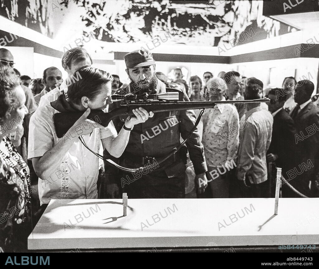 KUBA 19750708 - Statsminister Olof Palme (S) var mycket motvillig när Fidel Castro ville att han skulle prova geväret under sitt besök på Kuba. Men för att inte irritera sin värd gav han vika. Foto: Hasse Persson / EXP / TT / Kod 417 . ** OUT AFTONBLADET **.