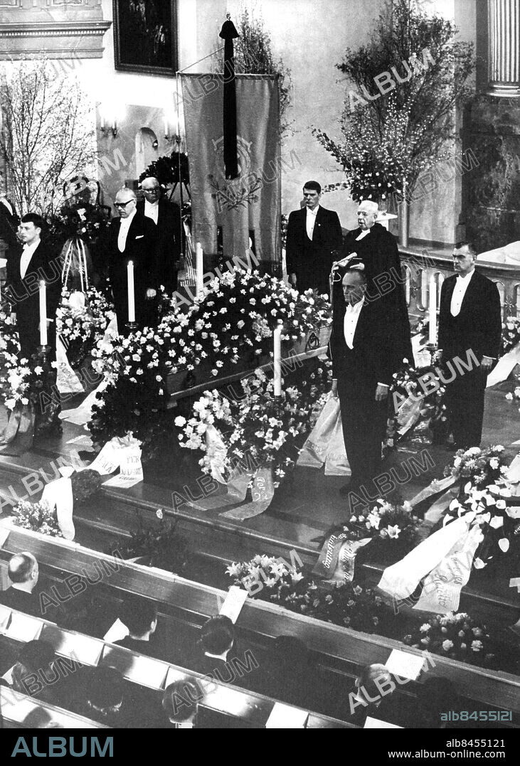 Stockholm 1964-05-04. Karl Gerhards jordfästning i Hedvig Eleonora kyrka. Vid kistan står främst skådespelarna Sven-Bertil Taube och Hans Strååt. Bakom kistan: predikant Olle Nystedt. Foto: John Kjellström / SvD / TT / kod 12014.