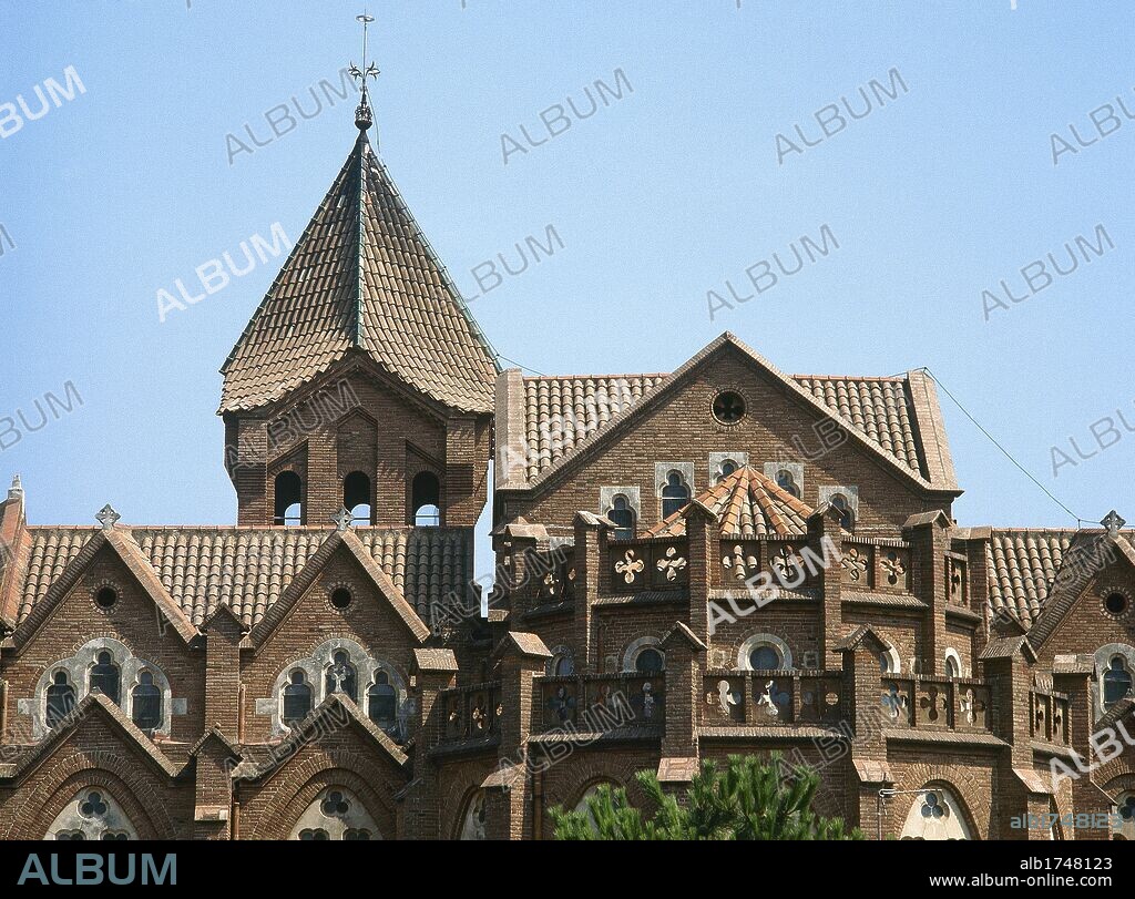 ARTE S. XIX. MODERNISMO. MARTORELL, Bernardí (1870-1937). Arquitecto catalán. CONVENTO DE SANTA MARIA DE VALLDONZELLA (1910), de estilo neogótico de libre y original interpretación. Vista general. BARCELONA. Cataluña.