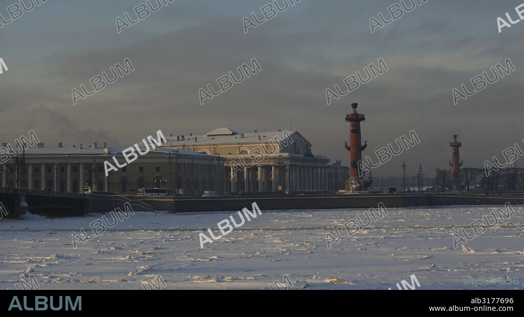 RUSIA. SAN PETERSBURGO. Vista de la Zona Strelka de la Isla Vasilyevsk, con las dos columnas rostrales al fondo. En primer término río Neva congelado.