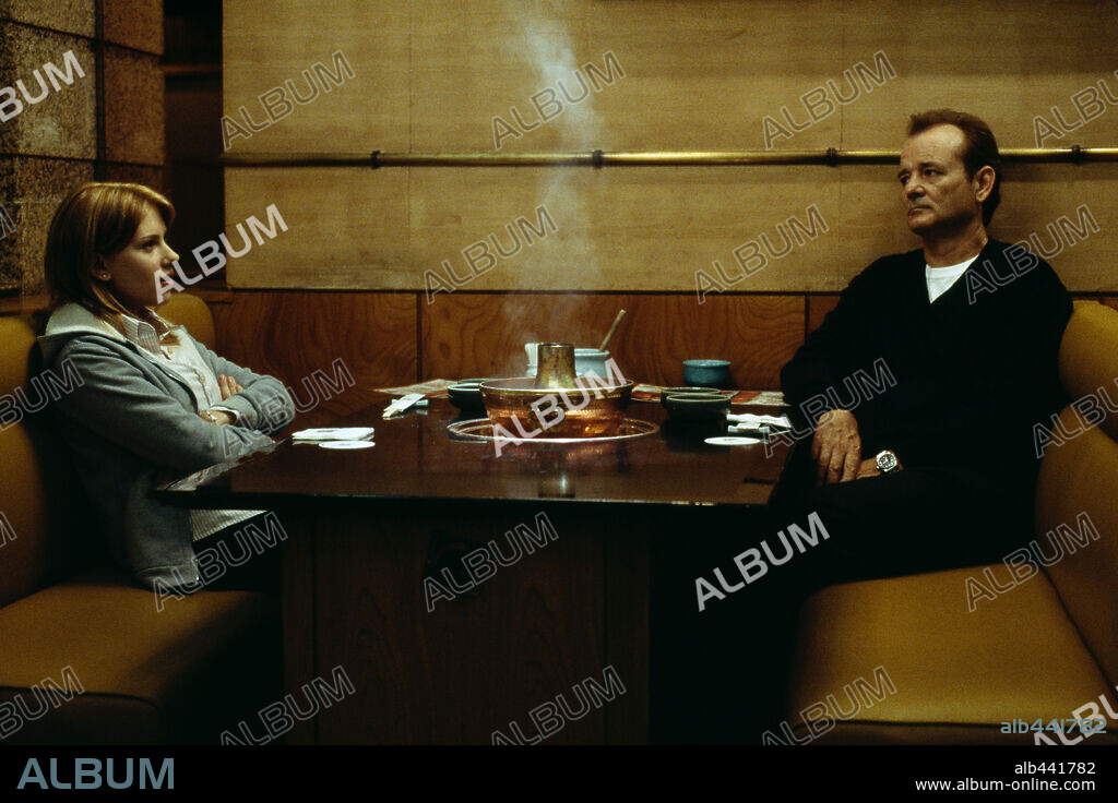 BILL MURRAY y SCARLETT JOHANSSON en LOST IN TRANSLATION, 2003, dirigida por SOFIA COPPOLA. Copyright FOCUS FEATURES / SATO, YOSHIO.