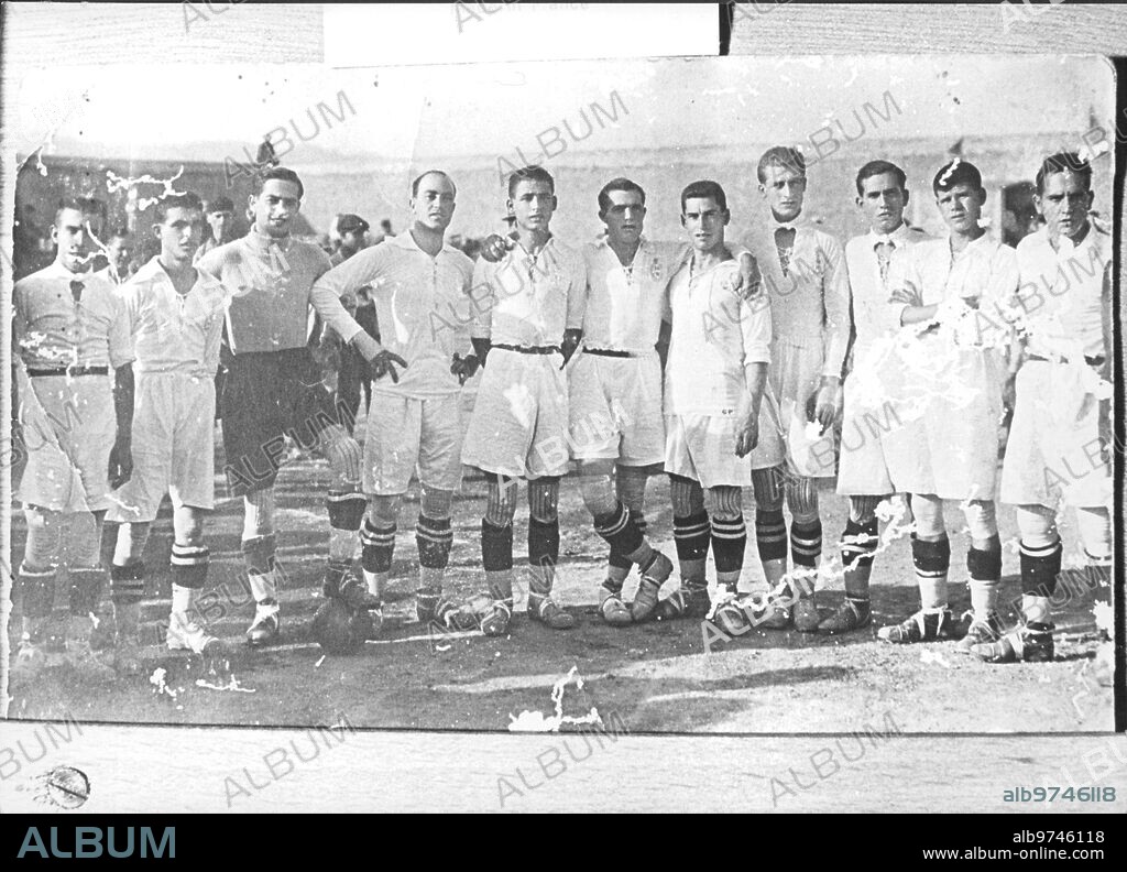 El Elche C. F. en 1924, en el campo de D. Jeremias.
Porcel, Ruiz, P. Antón, Sánchez, Poldo, Guavo, Tormo, Macia, Torren, Zocha, y Chigodo.