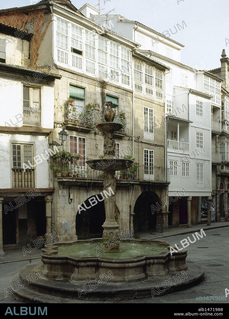 COMUNIDAD GALLEGA. OURENSE. Vista de la FUENTE de la PRAZA DO FERRO (PLAZA DEL HIERRO). El lugar debe su nombre a los antiguos talleres de aperos de labranza existentes en la zona. La fuente fue trasladada desde el monasterio de Oseira. España.