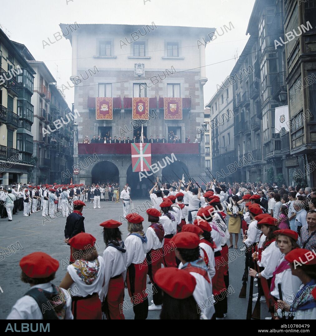 Female company of ´Escopeteros´. Alarde de San Juan festival, Tolosa, Guipuzcoa, Basque Country, Spain.