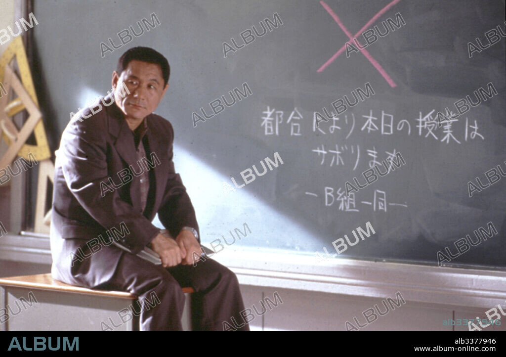 TAKESHI KITANO en BATTLE ROYALE, 2000 (BATORU ROWAIARU), dirigida por KINJI FUKASAKU. Copyright BATTLE ROYALE PRODUCTION COMMITTEE.