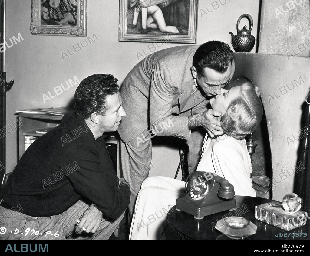 GLORIA GRAHAME, HUMPHREY BOGART and NICHOLAS RAY in IN A LONELY PLACE, 1950, directed by NICHOLAS RAY. Copyright COLUMBIA PICTURES.