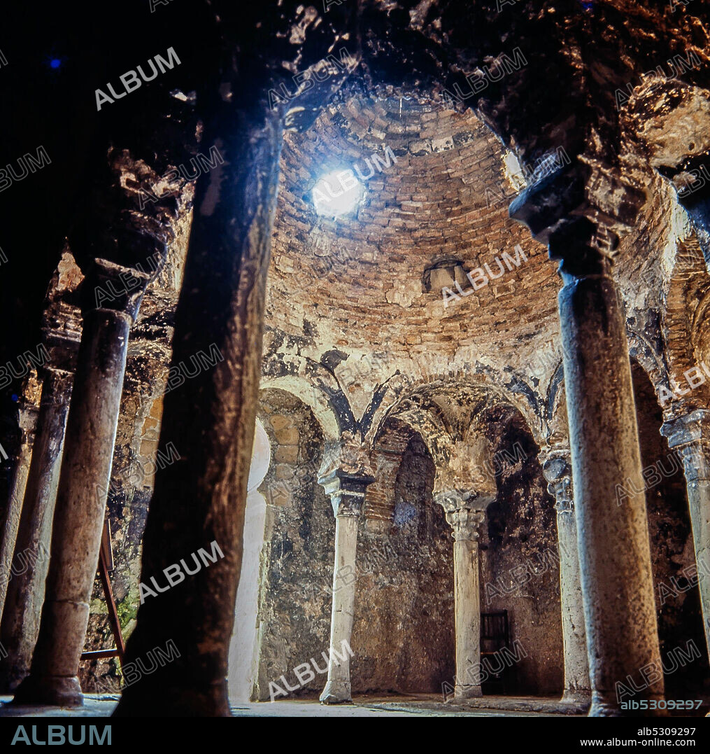 Interior de los Baños árabes de Palma de Mallorca, siglo X. Fotografía del año 1977.