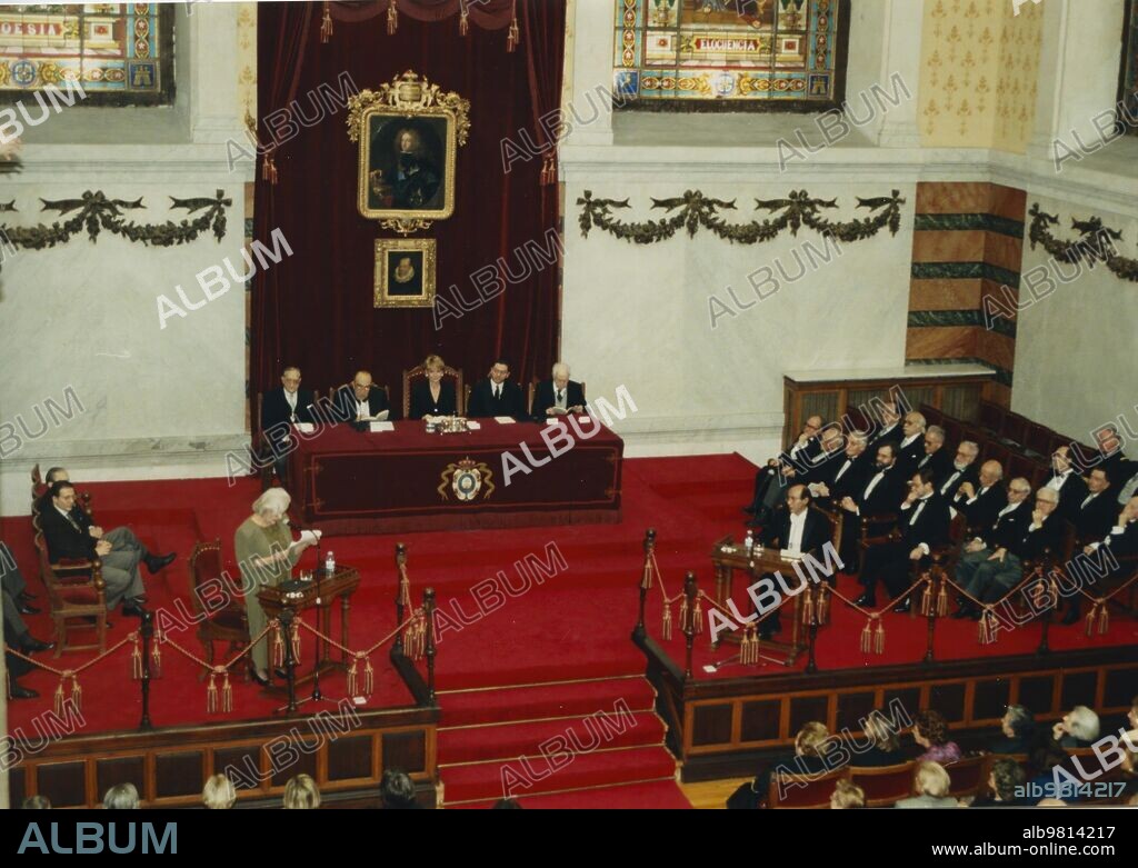 Madrid. 01/18/1998. Ana María Matute reads her entrance speech at the Royal Spanish Academy.