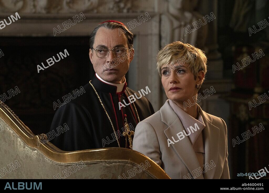 CECILE DE FRANCE et MAURIZIO LOMBARDI dans THE NEW POPE, 2020, réalisé par PAOLO SORRENTINO. Copyright WILDSIDE.