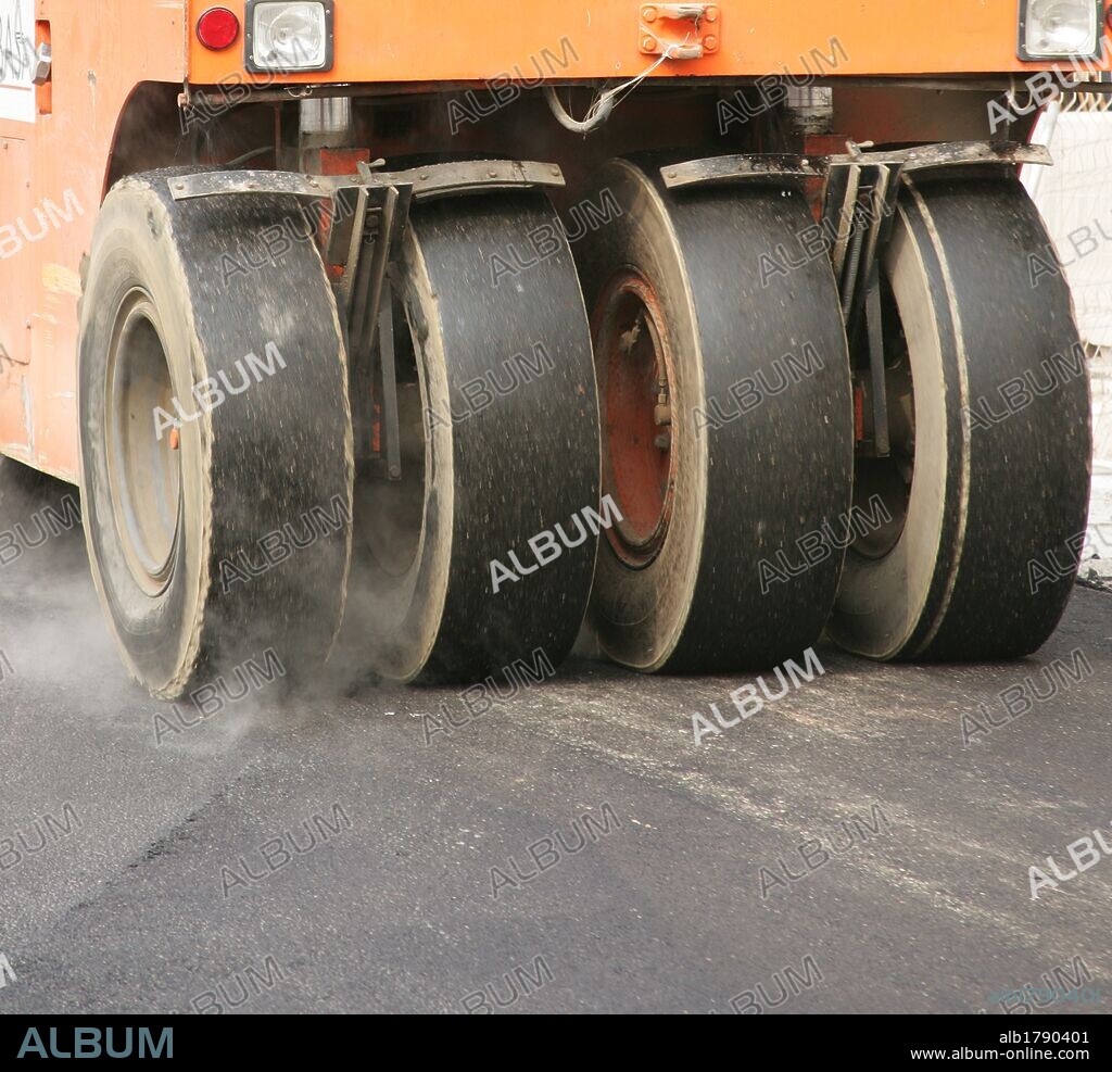 MAQUINA COMPACTADORA. Trabajos de compactación del asfalto durante la pavimentación de una calzada. Obras de remodelación de la Plaza Lesseps. Barcelona.