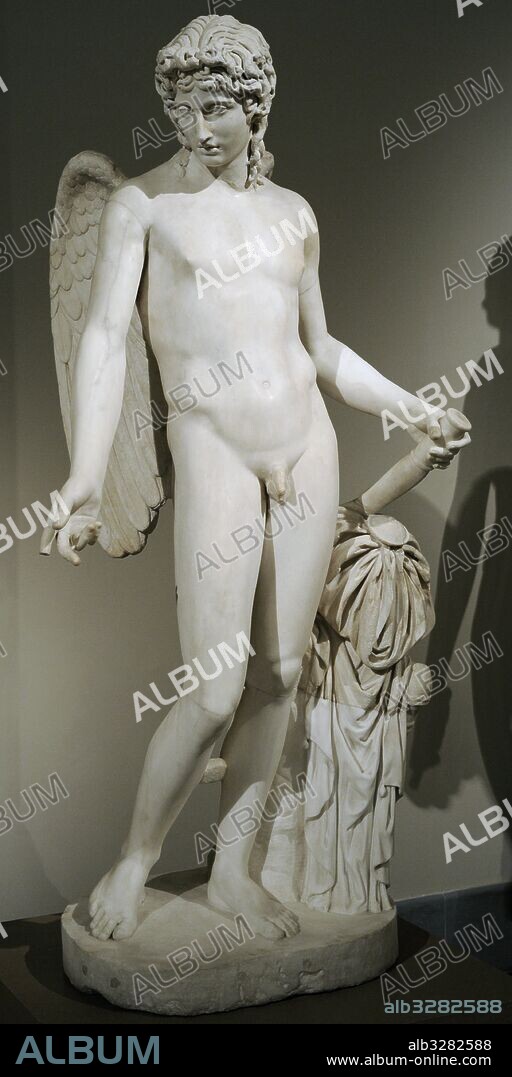 Escultura de mármol de Eros "del tipo Centocelle". Copia romana de la segunda mitad del siglo II d. C. de un original griego del siglo IV a. C. atribuido a Praxíteles. Museo Arqueológico Nacional. Nápoles. Italia.