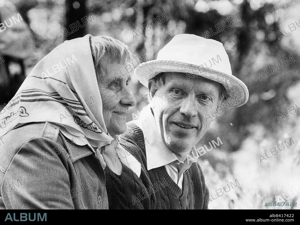 1983-08-30. Manusförfattaren Astrid Lindgren och regissören Tage Danielsson i samband med arbetet med filmen Ronja Rövadotter 30:e augusti 1983.. Foto: Rolf Carlsson / DN / TT / Kod: 13. **SvD OUT**.