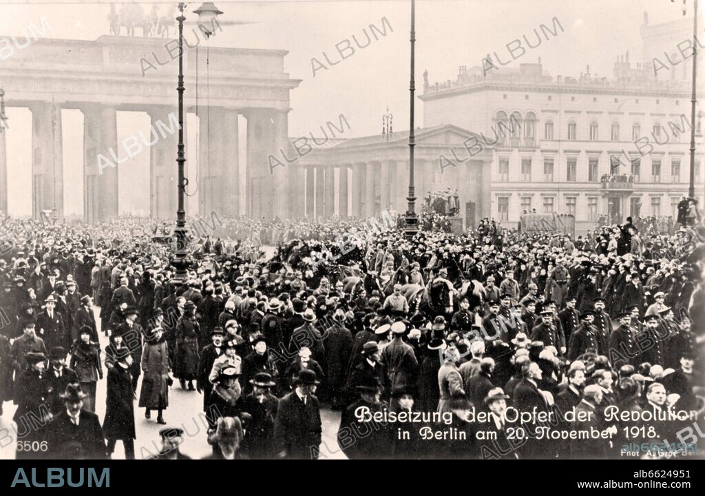 German Revolution 1918/1919: Crowds of people participate in the funeral procession for the victims of the revolution days in Berlin on 20 November 1918. Here: the crowds are pictured in front of Brandenburg Gate at Unter den Linden on the way to the Friedhof der Märzgefallenen (lit. "Cemetery of those killed in action in March" referring to the victims of the revolutions of 1848 in the German states) in Berlin Friedrichshain. Photo: Fotoarchiv für Zeitgeschichte/Archiv. 20/11/1918