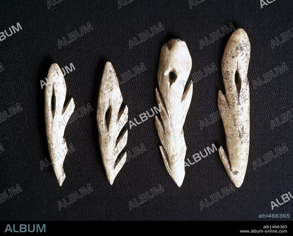 ARTE PREHISTORIA. MESOLITICO. ESPAÑA. MESOLITICO CANTABRO. INDUSTRIA AZILIENSE. ARPONES DE HUESO. Piezas procedentes de la Cueva el Piélago. Museo Regional de Prehistoria y Arqueología. Santander. Cantabria.