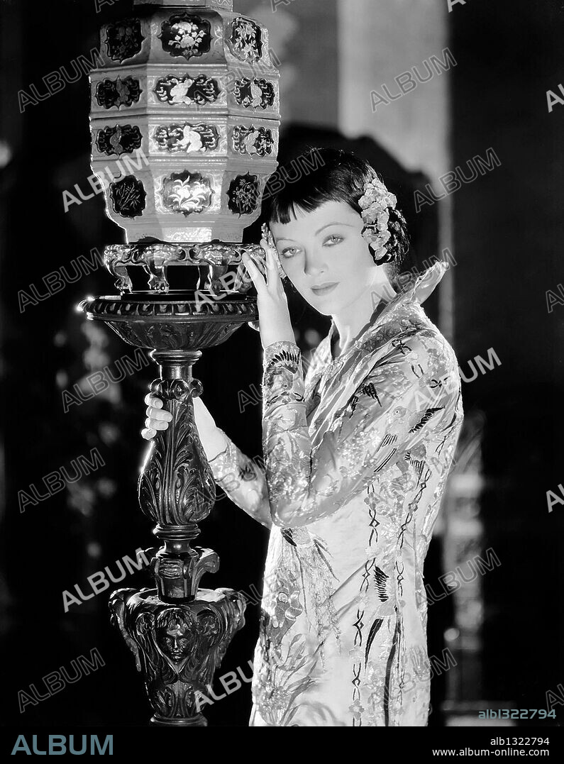 MYRNA LOY en LA TABERNA ROJA, 1928 (THE CRIMSON CITY), dirigida por ARCHIE MAYO. Copyright WARNER BROTHERS.