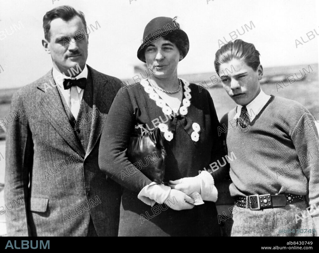 Orig. bildtext... NOTED SAVANT ARRIVES ON COAST Enrouted on a scientific expedition to Australia and New Zealand, Arthur H. Compton, Nobel prize winner, and professor of physics in the University of Chicago, is seen here with his wife and 11-year-old son as they arrived in Los Angeles. Professor Compton, whose name is associated with the Compton effect of scattered radiation, will conduct experiments on the cosmic ray theory in Hawaii, New Zealand, Australia, Panama, Mexico and Peru. Anm. Nobelpriset i fysik 1927 (tillsammans med C Wilson) persons: Arthur Compton sites: USA ;LOS ANGELES.