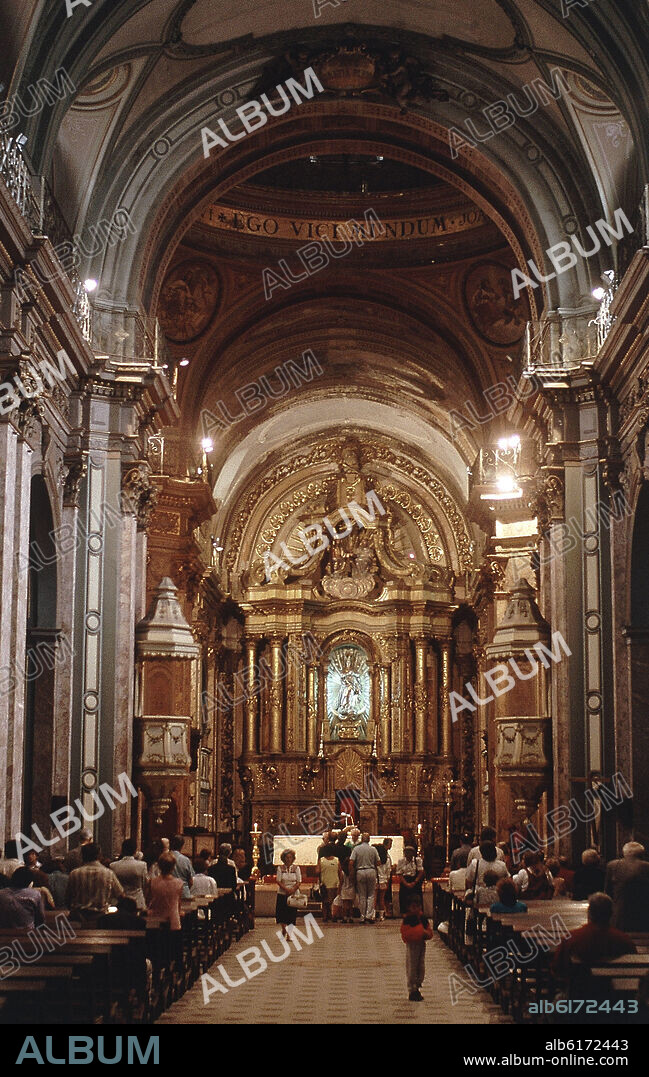 INTERIOR-NAVE PRINCIPAL CON FIELES EN MISA-VISTA LATERAL.