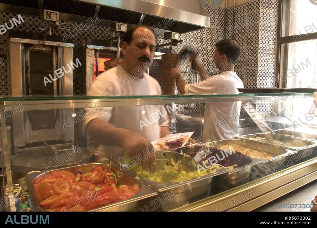 Barrio / Rambla del Raval (el + importante barrio de inmigrantes de la ciudad); restaurante paquistani de shwarmas.